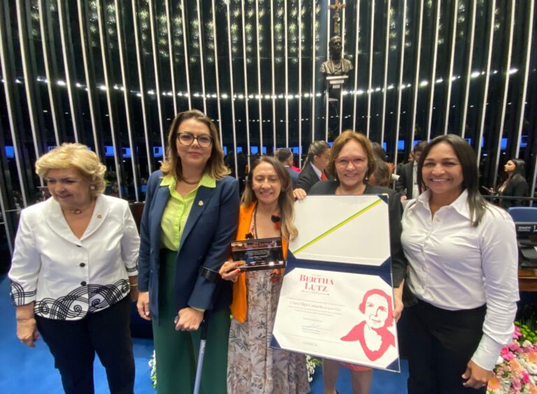 Senadora Zenaide com Rita Potiguara e outras parlamentares.