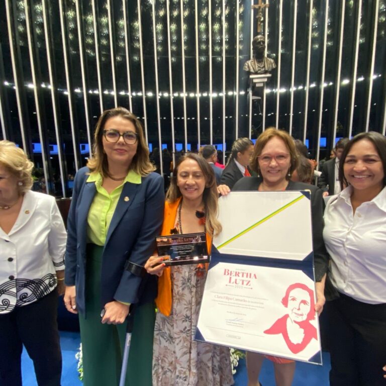 Senadora Zenaide com Rita Potiguara e outras parlamentares.