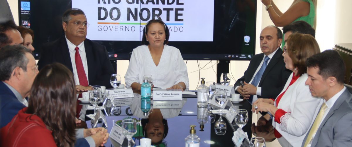 Reunião entre o ministro Flávio Dino, a governadora Fátima com presença da senadora Zenaide, outros parlamentares e os chefes dos poderes do RN.