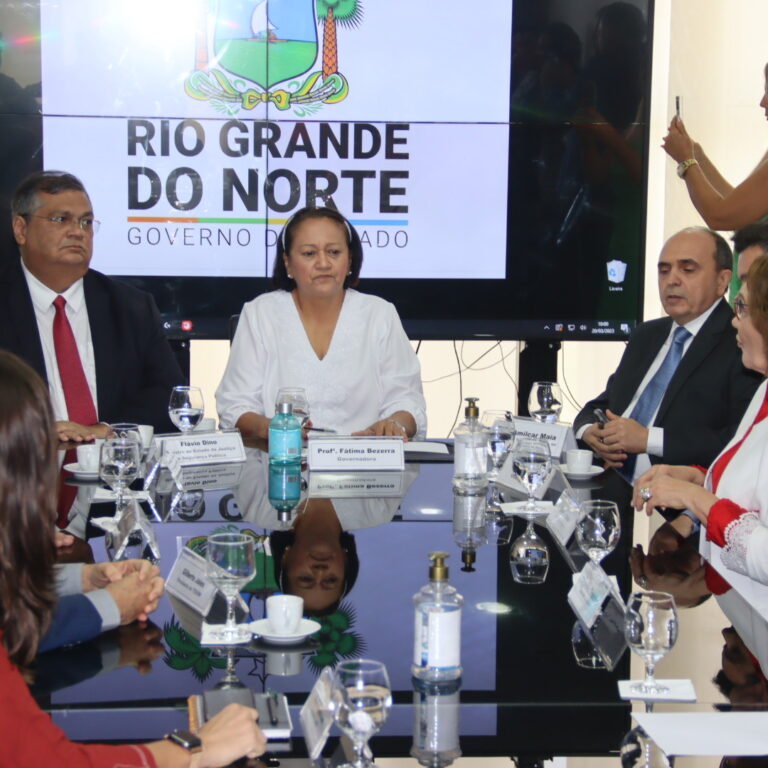 Reunião entre o ministro Flávio Dino, a governadora Fátima com presença da senadora Zenaide, outros parlamentares e os chefes dos poderes do RN.