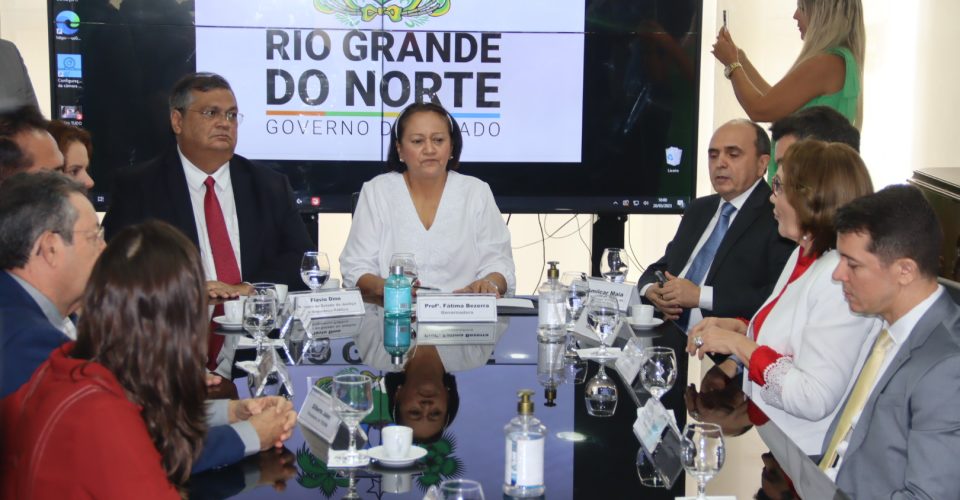 Reunião entre o ministro Flávio Dino, a governadora Fátima com presença da senadora Zenaide, outros parlamentares e os chefes dos poderes do RN.