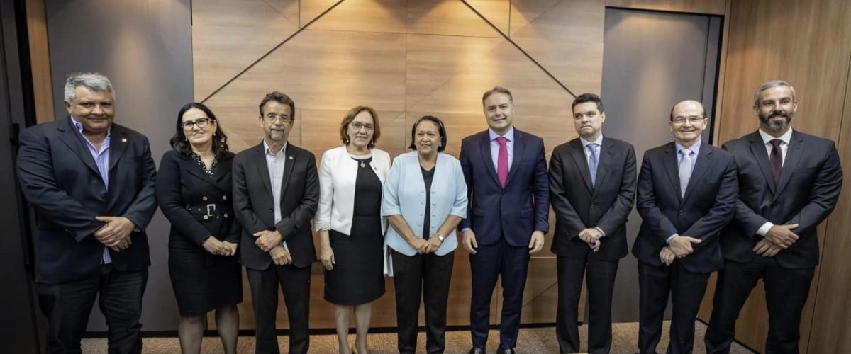 Senadora Zenaide em pé, ao lado do ministro Renan Filho, da governadora Fátima Bezerra e outras autoridades.