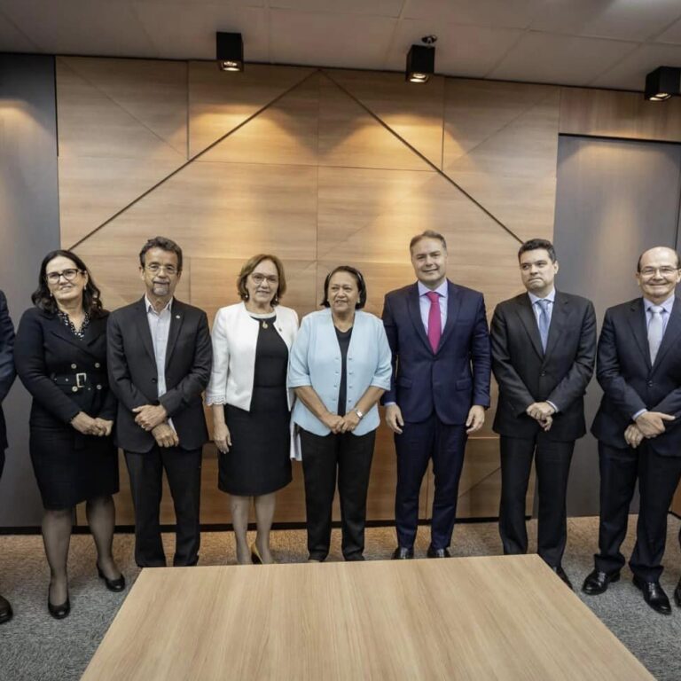 Senadora Zenaide em pé, ao lado do ministro Renan Filho, da governadora Fátima Bezerra e outras autoridades.