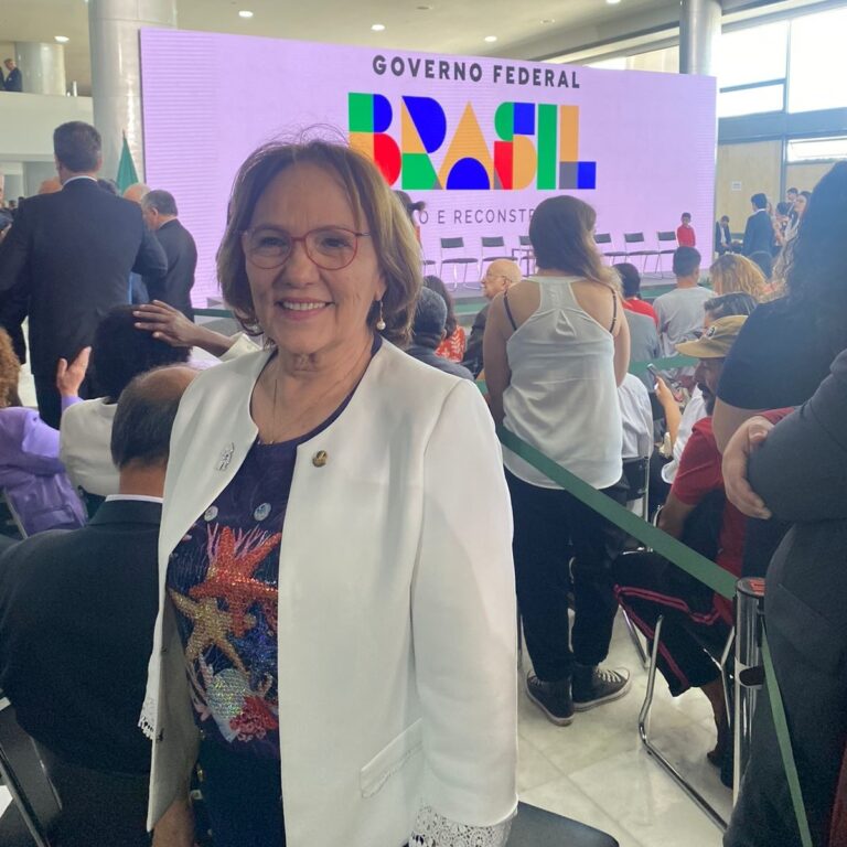 Senadora Zenaide posando pra foto durante evento de lançamento do Bolsa Família.