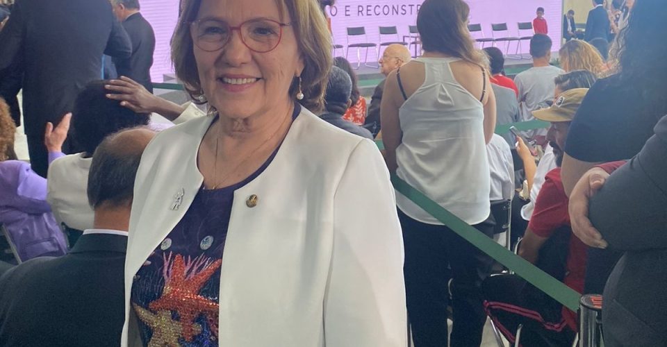 Senadora Zenaide posando pra foto durante evento de lançamento do Bolsa Família.