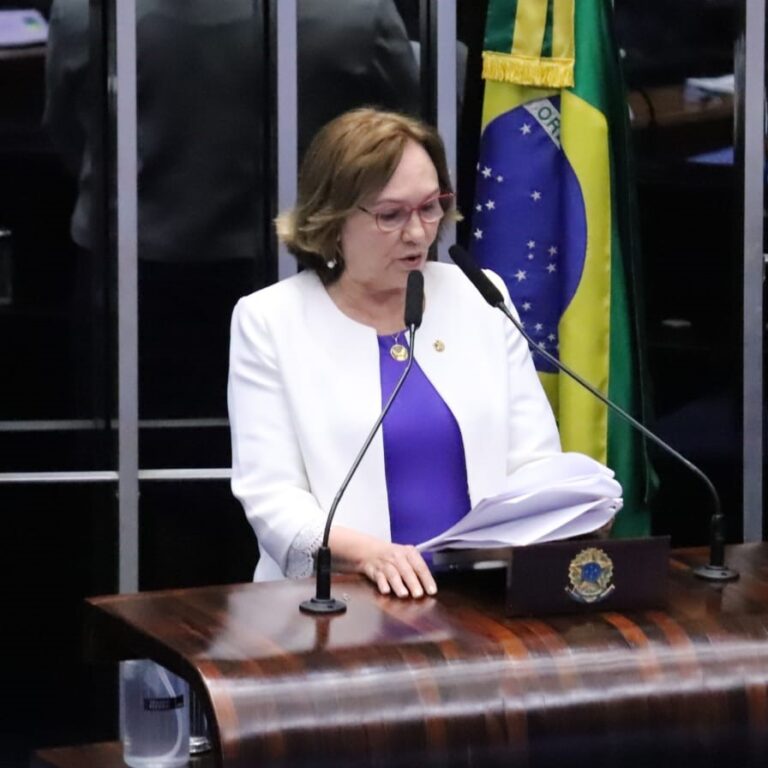 Senadora Zenaide lendo relatório da Medida Provisória na tribuna do Senado.