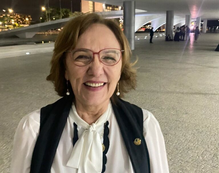 Senadora Zenaide posando pra foto no salão do Congresso.