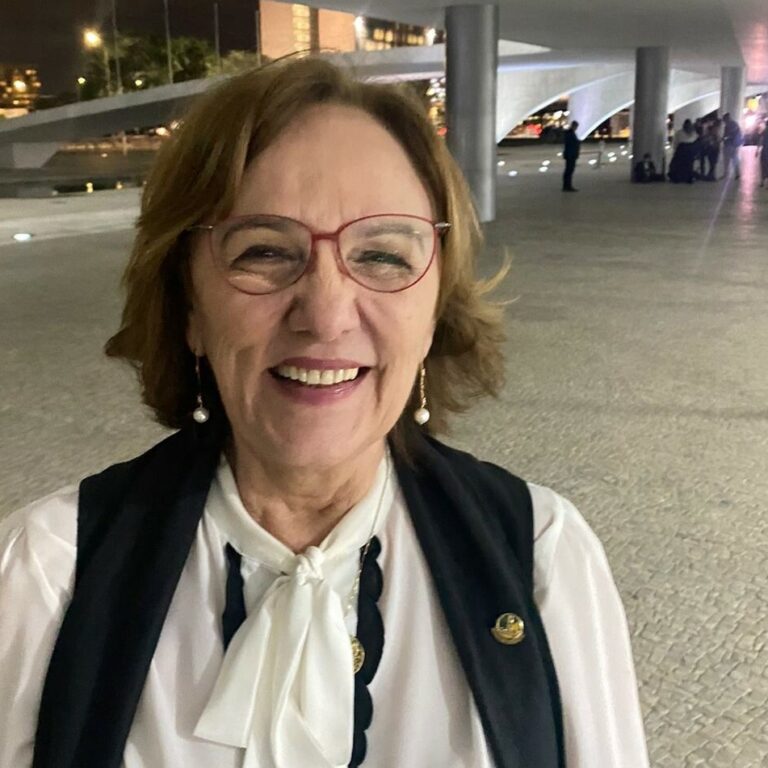 Senadora Zenaide posando pra foto no salão do Congresso.