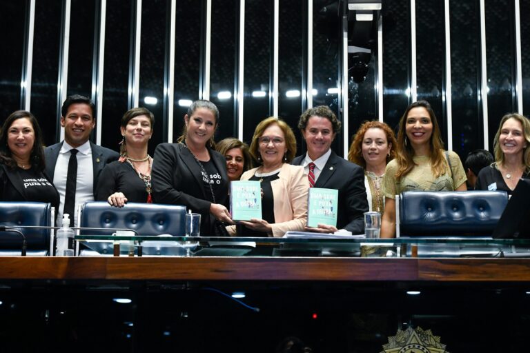 Senadora Zenaide posando pra foto no plenário do Senado com o grupo de mulhres.