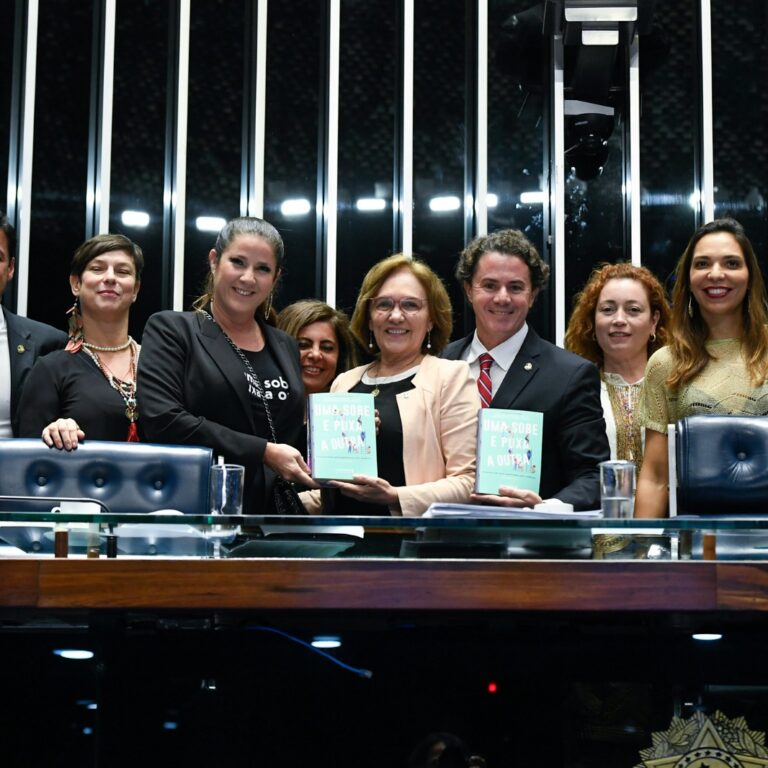 Senadora Zenaide posando pra foto no plenário do Senado com o grupo de mulhres.