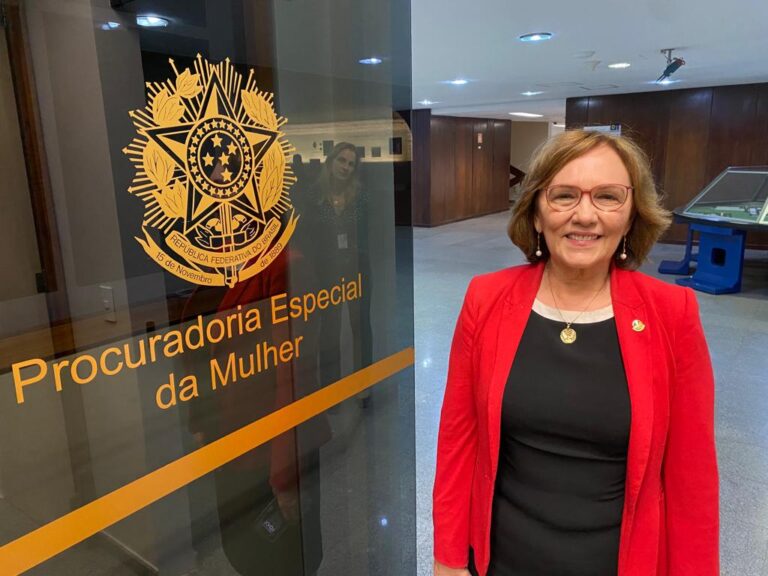 Senadora Zenaide posando pra foto no Toten da Procuradoria da Mulher no Senado.