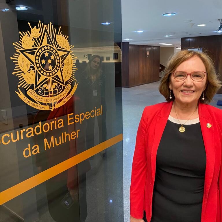 Senadora Zenaide posando pra foto no Toten da Procuradoria da Mulher no Senado.