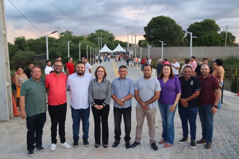 Na passagem molhada, senadora Zenaide e prefeito Dr. Tadeu posam pra foto ao lado de vereadores.