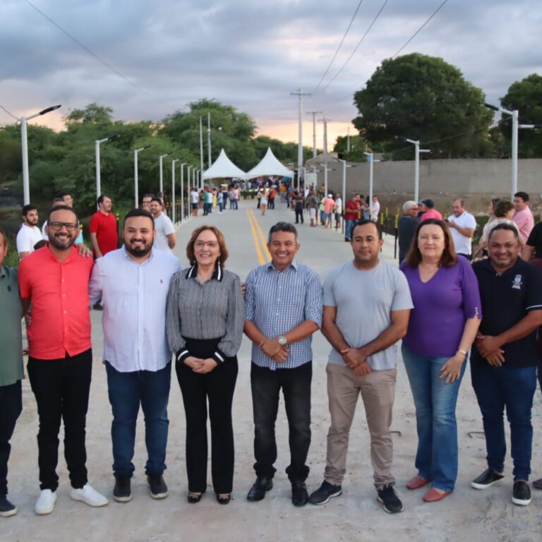 Na passagem molhada, senadora Zenaide e prefeito Dr. Tadeu posam pra foto ao lado de vereadores.