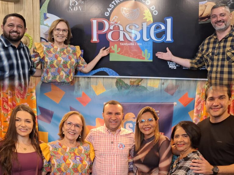 Zenaide prestigia o Festival Junino da terra do pastel, ao lado do prefeito Augusto Alves (foto acima). Já no São João do Povo, celebra ao lado do prefeito Emídio Júnior, da vice-prefeita Raquel Rodrigues e do deputado estadual Kleber Rodrigues (foto abaixo).