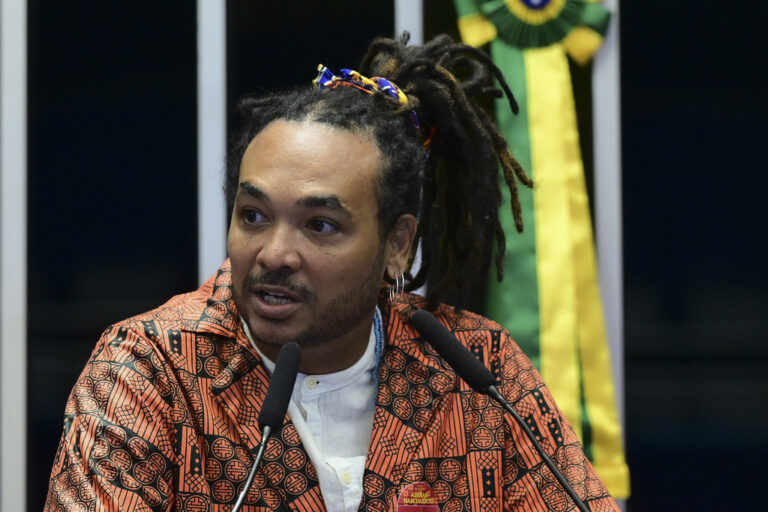 Indicado por Zenaide, professor e antropólogo negro do RN recebe Comenda Abdias do Nascimento no Senado Federal